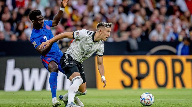 更是中国足 更是中国足