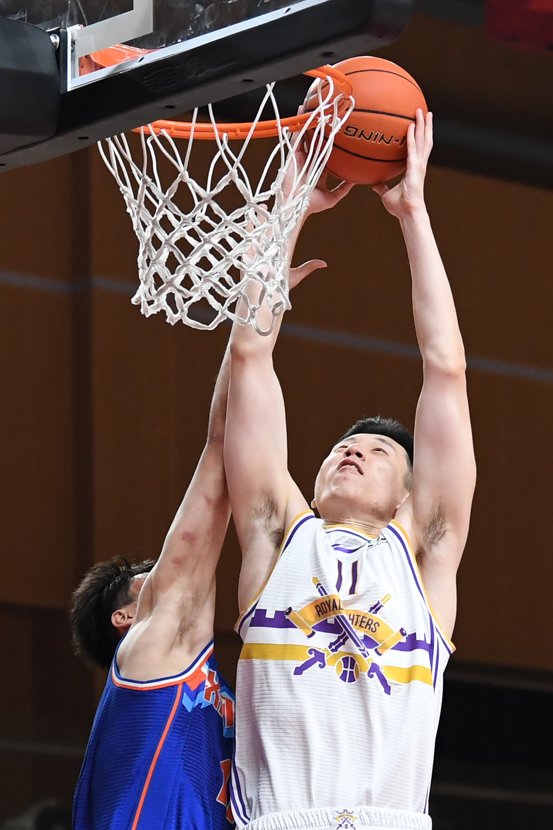 里挺身而出 里挺身而出